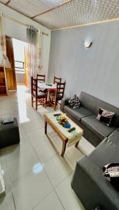 - un salon avec un canapé et une table dans l'établissement LES LOGIS DE NOUVELLE ROUTE BASTOS, à Yaoundé