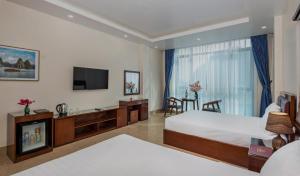 Aroma Cat Ba Sea View Hotel في كات با: غرفه فندقيه سريرين وتلفزيون