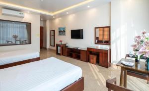 um quarto de hotel com uma cama e uma casa de banho em Aroma Cat Ba Sea View Hotel em Ilha de Cát Bà