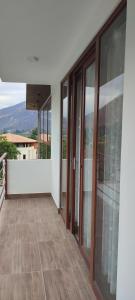 Habitación vacía con puertas de cristal y balcón. en Casa Arin valle sagrado de los inkas, en Cusco