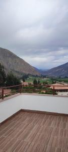 balcón con vistas a las montañas en Casa Arin valle sagrado de los inkas, en Cusco