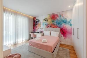 Schlafzimmer mit einem Bett mit Wandgemälde in der Unterkunft Luxurious 5 bedrooms and with pool in Fernão Ferro