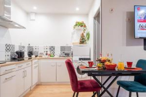 una cucina con un tavolo e sedie in una stanza di Casa Inca Calais - Peruanita - Parking Public Free a Calais