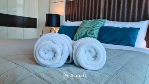Postel nebo postele na pokoji v ubytování Manzil- Cozy Studio in Business Bay w/ Canal Views