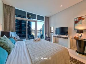 TV a/nebo společenská místnost v ubytování Manzil- Cozy Studio in Business Bay w/ Canal Views