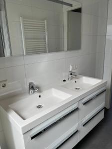 Ένα μπάνιο στο Enkhuizer Strand Chalet IJsselmeerstrand Erste Reihe mit Zaun Hausnr 204