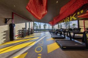 een fitnessruimte met een fitnessruimte met rijen apparatuur bij ArteCheras by LotteHouse #Karaoke #KLCC view in Kuala Lumpur