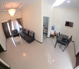 an overhead view of a living room with a couch and a table at BMR B3 Homestay Jogja in Ngingas