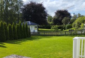 สวนหย่อมนอก Førde sentrum - Lindbøen Gjesterom