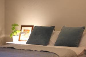 เตียงในห้องที่ Førde sentrum - Lindbøen Gjesterom