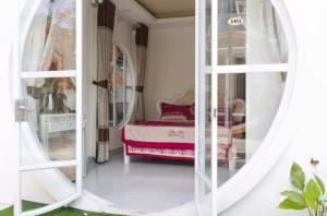 ein Schlafzimmer mit einem Bett und einem großen Spiegel in der Unterkunft Da Lat LUCINA Boutique Hotel in Da Lat