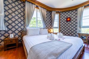 une chambre avec un grand lit avec deux serviettes dessus dans l'établissement Luxurious 6 Bedroom Mansion Close To Beach CAS, à Cha Am 82 autres photos
