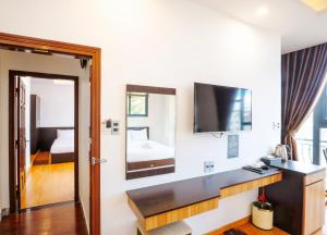 TV a/nebo společenská místnost v ubytování TTR Midtown View Hotel