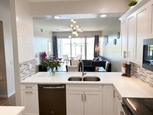 Η κουζίνα ή μικρή κουζίνα στο CHRISTMAS Greenlinks at Lely Luxury Purple Orchid Fully Renovated Modern 1st floor 3bdr Golf Resort Villa