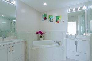 Ένα μπάνιο στο CHRISTMAS Greenlinks at Lely Luxury Purple Orchid Fully Renovated Modern 1st floor 3bdr Golf Resort Villa