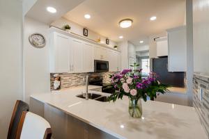 Η κουζίνα ή μικρή κουζίνα στο CHRISTMAS Greenlinks at Lely Luxury Purple Orchid Fully Renovated Modern 1st floor 3bdr Golf Resort Villa +47 φωτογραφίες