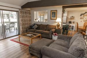 uma sala de estar com dois sofás e uma mesa em Enjoy Winter Bliss in our Cozy Mountain Home with a River View em Blairsden