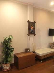 um quarto com uma cama e um relógio na parede em Thongran's House em Chiang Mai