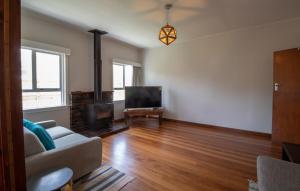 ein Wohnzimmer mit einem Sofa und einem TV in der Unterkunft Spacious In Strandon Great Value For A Family in New Plymouth