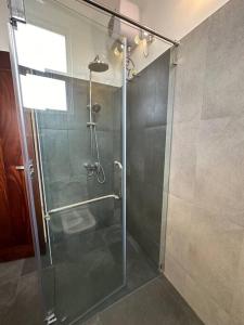 een douche met een glazen deur in de badkamer bij Luxury 3 bed flat in Colombo 7 in Colombo
