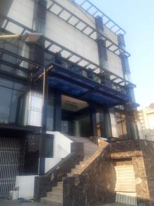 um edifício com escadas em frente em Zester Hotel Sidoarjo em Sidoarjo