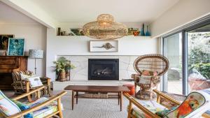 ein Wohnzimmer mit Tisch und Kamin in der Unterkunft Stunning Views, Heated Plunge Pool and Walking Distance To Beach in Copacabana