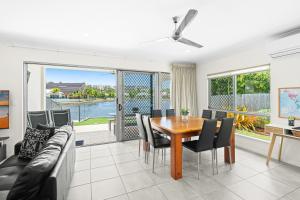 sala de estar con mesa y sofá en Blue Lagoon Villa B, en Cairns