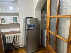 uma cozinha com um frigorífico num quarto em Forever3 em Osh