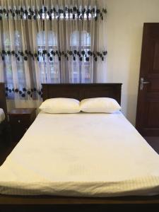 Tempat tidur dalam kamar di Sky Family Villa Ahangama