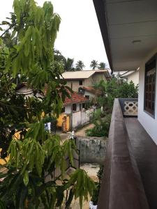 vistas a una casa desde el balcón de una casa en Sky Family Villa Ahangama en Ahangama