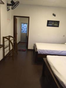 Sky Family Villa Ahangama tesisinde bir odada yatak veya yataklar