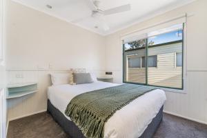 A bed or beds in a room at BIG4 Tasman Holiday Parks - Bendigo