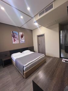 1 dormitorio con 1 cama grande en una habitación en Bien hotel en Ereván