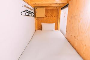 małe łóżko w małym domku w obiekcie Tokyo Guesthouse HIVE w Tokio