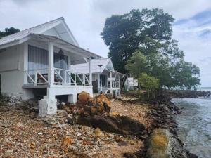 Biały dom na brzegu wody w obiekcie Siam Bay Resort w mieście Ko Chang