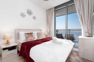 Postel nebo postele na pokoji v ubytování Arbab Homes Luxurious 2BR High Floor With Sea View- Emaar 5242