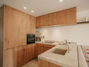 eine Küche mit Holzschränken und einer Arbeitsplatte in der Unterkunft Casa Mirador, vacaciones Puerto de Sóller in Port de Sóller