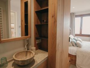 ein Bad mit einem Spülbecken und einem Bett in der Unterkunft Casa Mirador, vacaciones Puerto de Sóller in Port de Sóller + 38 Fotos