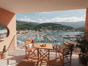 d'un balcon avec une table et des chaises et une vue sur le port. dans l'établissement Casa Mirador, vacaciones Puerto de Sóller, à Port de Sóller