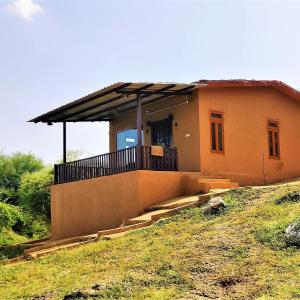 una pequeña casa en la cima de una colina en Jawai Legacy Shambhala, en Sheoganj