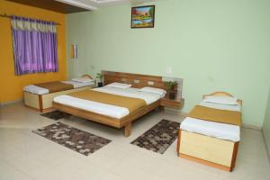 2 Betten in einem Zimmer mit 2 Teppichen in der Unterkunft Hotel Padmapani Park Fardapur in Phardāpur