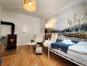 a bedroom with a bed and a painting on the wall at BohnApartments Juwel am See, mitten in der Natur - gratis Parkplatz - Kamin - WLAN - Nähe Erfurt in Kranichfeld