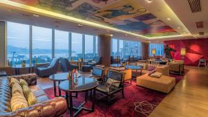 Posezení v ubytování Hotel Indigo Xiamen Harbour by IHG