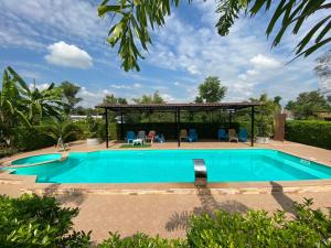 a swimming pool with a gazebo and a swimming poolvisor at Lampang Hideaway Guesthouse in Lampang