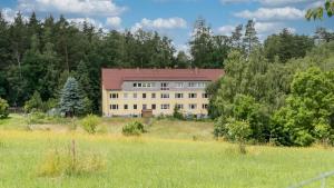 un gran edificio en medio de un campo en BohnApartments Juwel am See, mitten in der Natur - gratis Parkplatz - Kamin - WLAN - Nähe Erfurt, en Kranichfeld