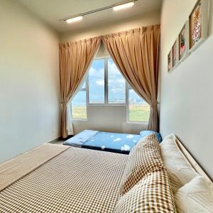 a bedroom with a bed and a large window at Melaka AmberCove 2R2B 5 pax 1 Parking Melaka Straits View Pool in Melaka
