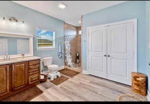 Ένα μπάνιο στο OceanFront home near HollyBeach +14 φωτογραφίες