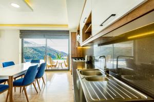 eine Küche mit einem Tisch und einem Esszimmer in der Unterkunft infinity paradise in İslâmlar