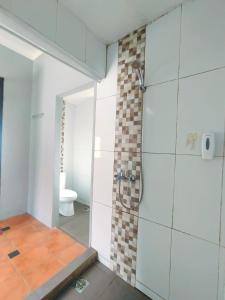 uma casa de banho com um chuveiro e um WC. em Degung Hillside em Bogor