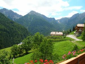 widok na dolinę z górami w tle w obiekcie Bigraberhof w mieście Valdaora